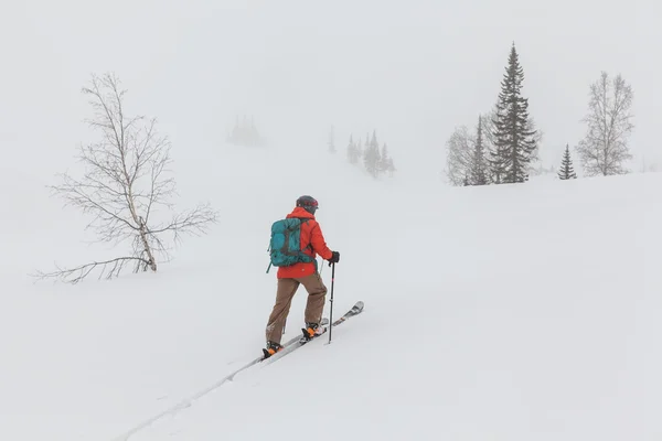 Muž Skialpinismus na hory — Stock fotografie