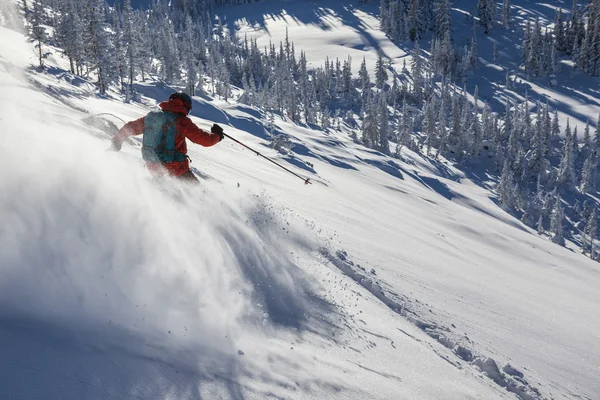 Extrémní lyžař jít dolů po svahu hory — Stock fotografie