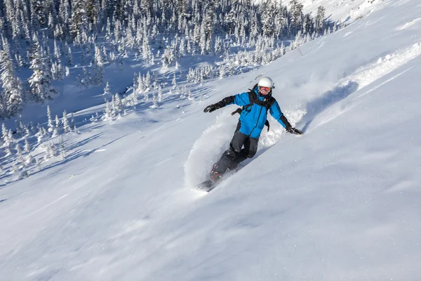 Snowboardista jít dolů horském svahu — Stock fotografie