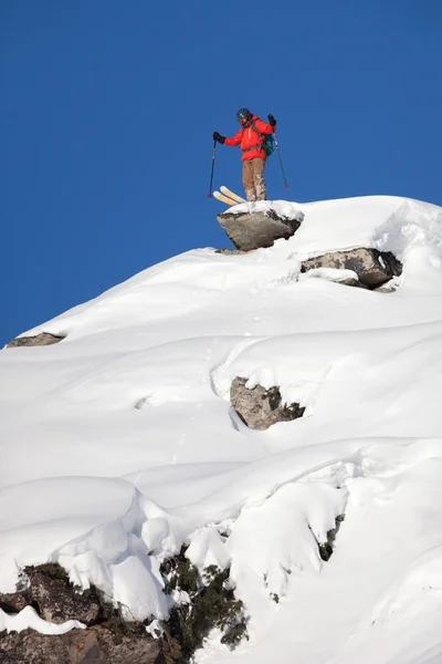Extrémní lyžař stojí na vysoké skále — Stock fotografie