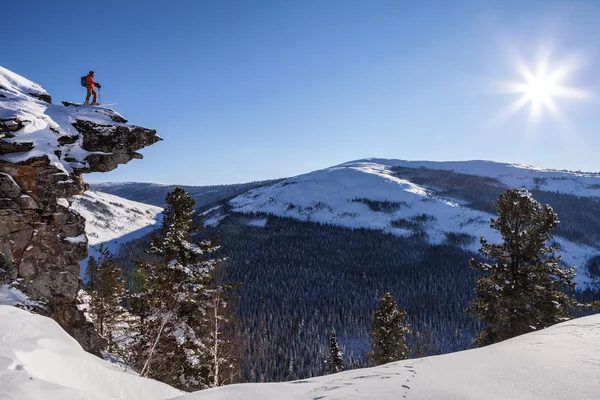 Extrémní lyžař na vysoké skále — Stock fotografie