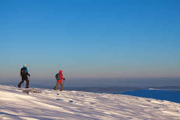 Two skiers walking mountains — Stock Photo, Image
