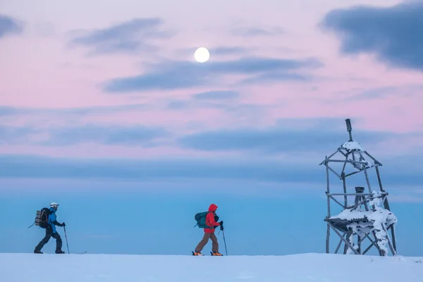Dois esquiadores caminhando no pico da montanha — Fotografia de Stock