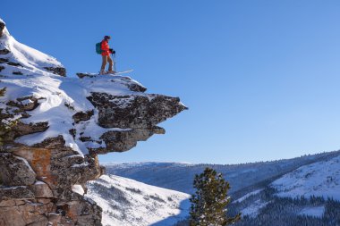 Yüksek rock üzerinde aşırı kayakçı standları