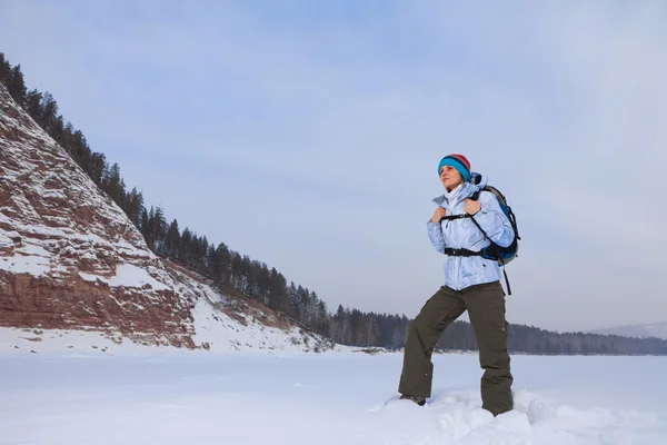 Frau läuft auf Schneepfad — Stockfoto