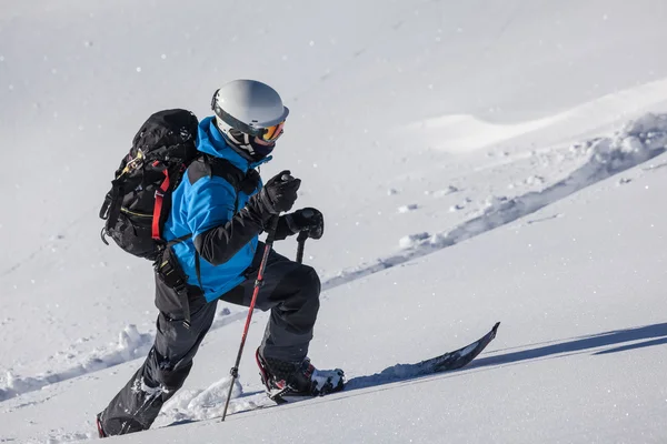 Skiër man winter wandeldag — Stockfoto
