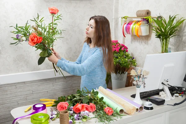 Floristería con flores en la tienda — Foto de Stock