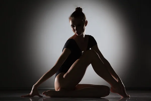 Jeune femme de gymnastique posant — Photo