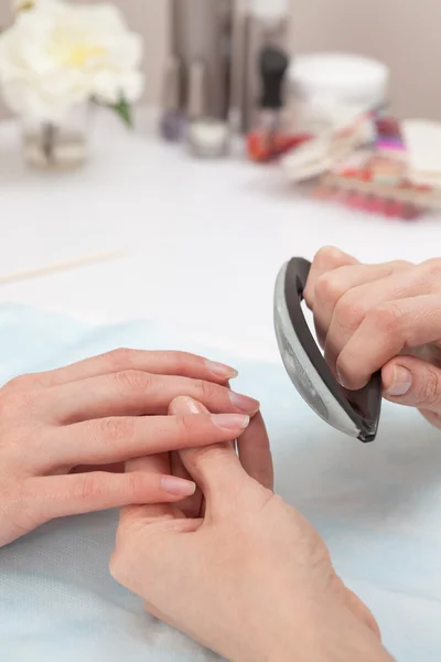 Pielęgnacja paznokci w salonie piękności — Zdjęcie stockowe