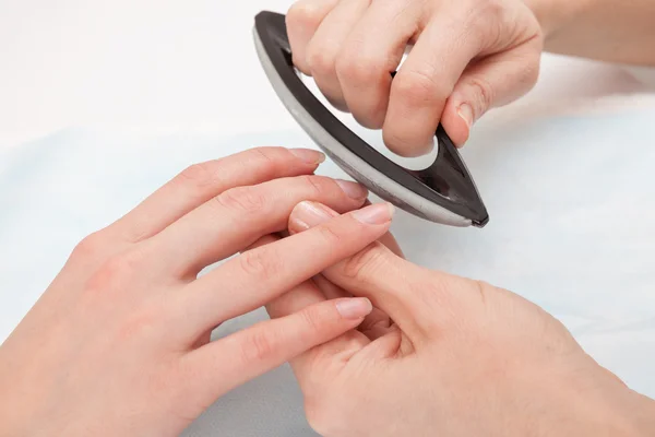 El cuidado de las uñas en el salón de belleza — Foto de Stock