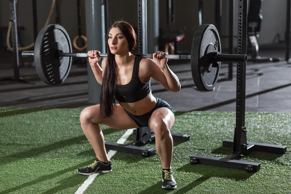 Sportif kadın spor salonunda egzersiz yaparak — Stok fotoğraf