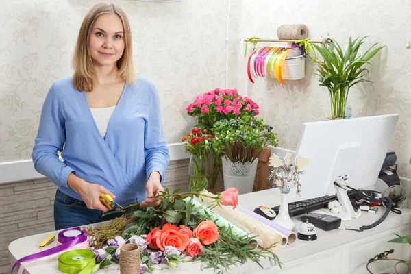 Floristería en el trabajo con flores — Foto de Stock