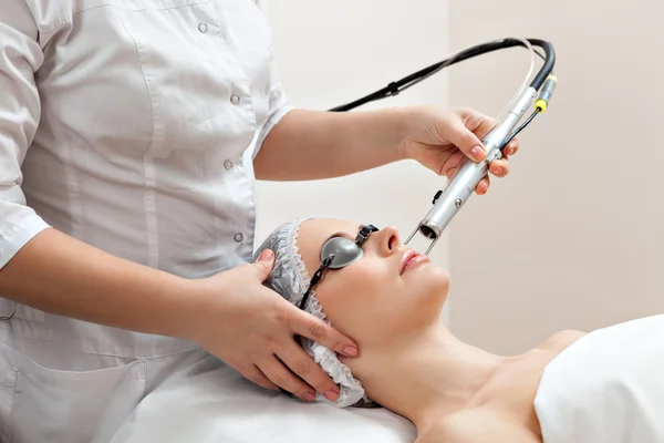 Femme dans un salon de spa sain — Photo