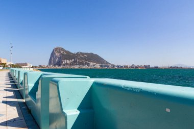 Sınırın diğer tarafındaki gezinti güvertesinden manzara, İspanya. Mavi gökyüzü.