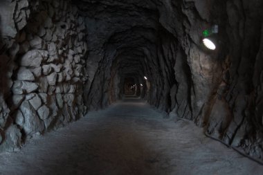 Yıllarca kışla olarak kullanılan Cebelitarık Kayası 'nın boşluğunda yürü..