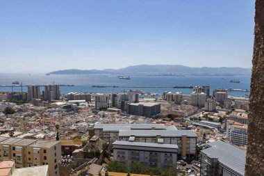 Deniz, kayıklar, sahil, uçsuz bucaksız mavi gökyüzü ...