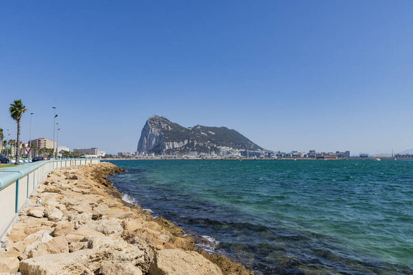 вид с набережной по другую сторону границы, Испания. с синим небом.