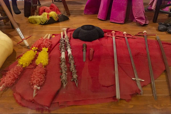 Binada ortaya çıkan matadorların aksesuarları.