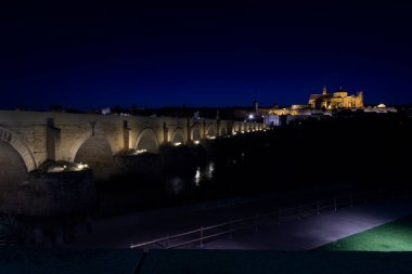 Nehir manzarası, köprü ve cami katedrali.