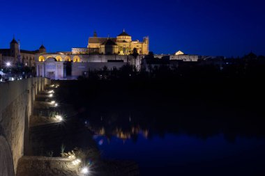 Camii gece görüşü - katedral, duvarda ışıkla yansıtılan şehrin adını görebilirsiniz 