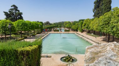 Binanın çevresindeki bahçelerin manzarası