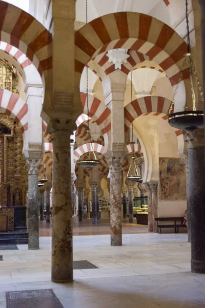 Etkileyici tarihi yapının güzel iç mekanı