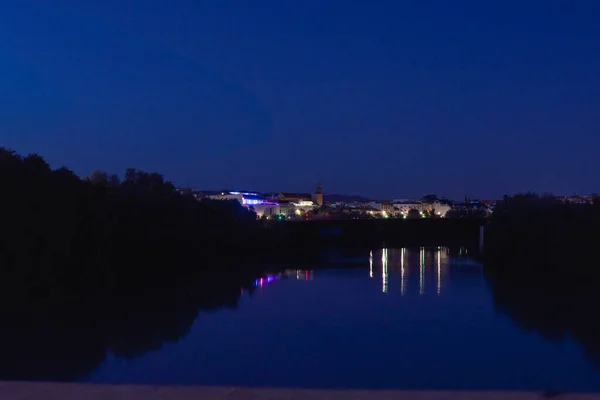 Νυχτερινή Άποψη Του Ποταμού Και Μέρος Της Πόλης — Φωτογραφία Αρχείου