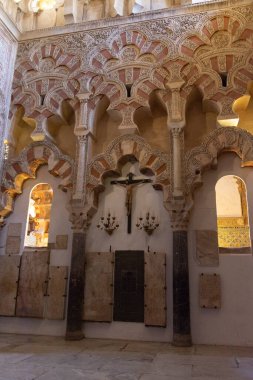 Etkileyici tarihi yapının güzel iç kısmının kemerlerinin ayrıntıları.