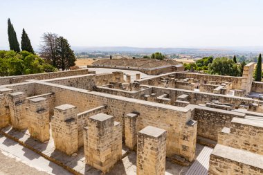 Bulutlarla dolu güneşli bir günde tarihi kompleksin genel görünümü