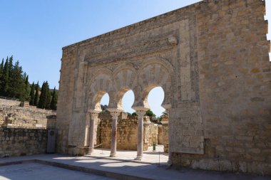 Bulutlu güneşli bir günde tarihi kompleksin ayrıntıları