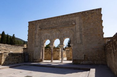 Bulutlu güneşli bir günde tarihi kompleksin ayrıntıları