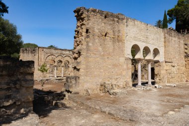 Bulutlarla dolu güneşli bir günde tarihi kompleksin genel görünümü