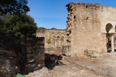 Bulutlarla dolu güneşli bir günde tarihi kompleksin genel görünümü