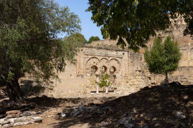 Bulutlarla dolu güneşli bir günde tarihi kompleksin genel görünümü