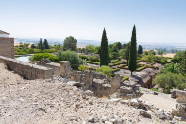 Bulutlarla dolu güneşli bir günde tarihi kompleksin genel görünümü