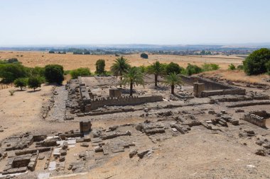 Bulutlarla dolu güneşli bir günde tarihi kompleksin genel görünümü