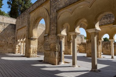 Bulutlu güneşli bir günde tarihi kompleksin ayrıntıları