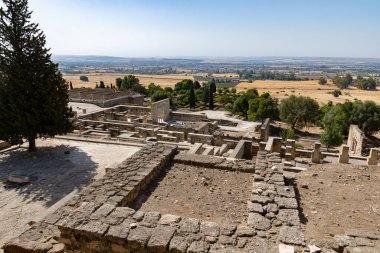 Bulutlarla dolu güneşli bir günde tarihi kompleksin genel görünümü