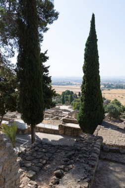 Bulutlarla dolu güneşli bir günde tarihi kompleksin genel görünümü