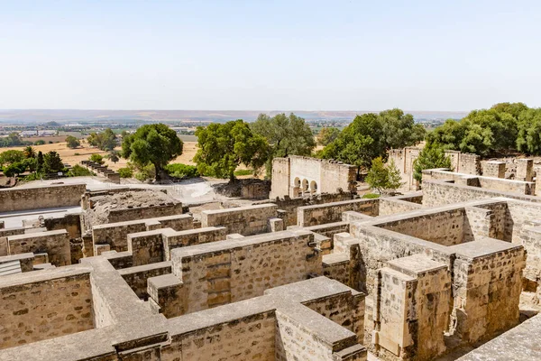 Bulutlarla dolu güneşli bir günde tarihi kompleksin genel görünümü