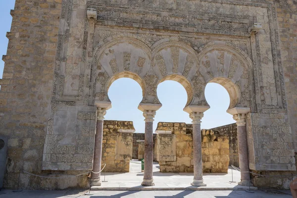 Bulutlu güneşli bir günde tarihi kompleksin ayrıntıları