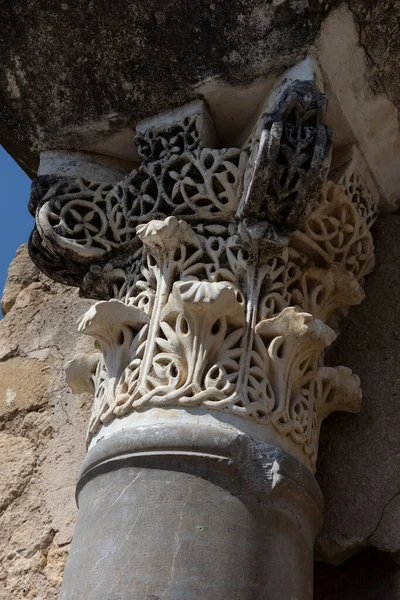 Bulutlu güneşli bir günde tarihi kompleksin ayrıntıları