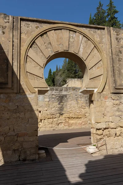 Bulutlu güneşli bir günde tarihi kompleksin ayrıntıları