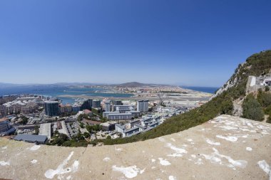 Deniz, kayıklar, sahil, uçsuz bucaksız mavi gökyüzü ...