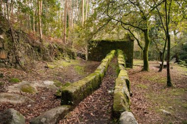 gezinti güvertesindeki eski binanın dış görünüşü