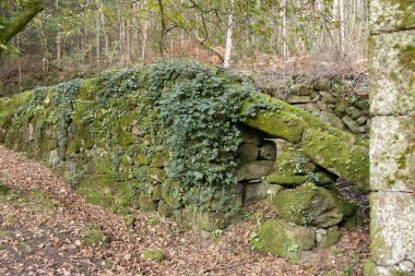 gezinti güvertesindeki eski binanın dış görünüşü