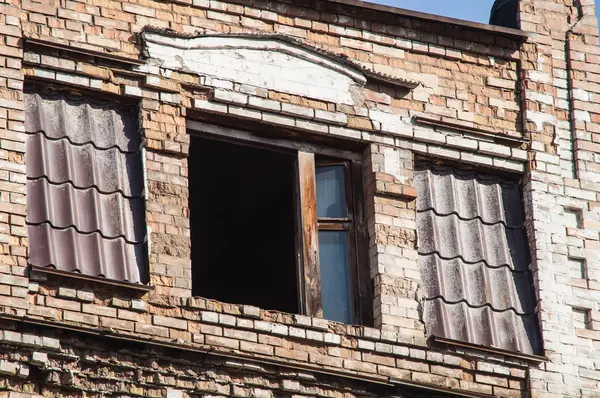 Okno, cihly starý dům — Stock fotografie