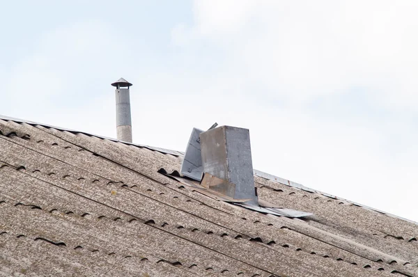 Κεραμίδι στεγών, καμινάδα — Φωτογραφία Αρχείου