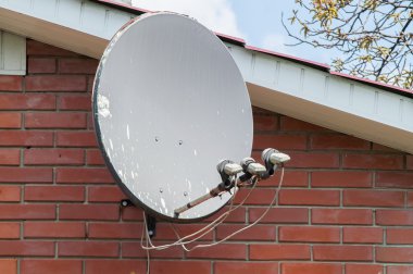 uydu çanağı çatı