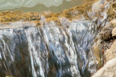 dere içinde temiz su